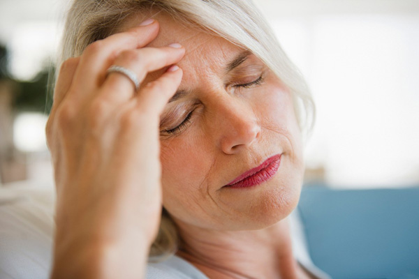 Thời kì mãn kinh có thể gây đau đầu, nhức đầu 1