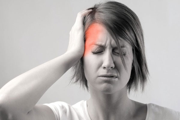 Vì sao phụ nữ tiền mãn kinh – mãn kinh dễ mắc rối loạn tiền đình? 1 Nhiều nguyên nhân khác nhau dẫn đến rối loạn tiền đình tuổi tiền mãn kinh - mãn kinh, trong đó sự thay đổi về hormone là nguyên nhân chủ chốt (Ảnh minh họa)