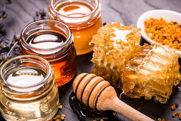 Đau bụng kinh có nên uống mật ong không?